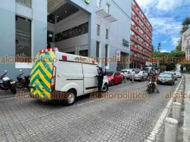 Xalapa, Ver., 23 de octubre de 2026.- Choque vehicular complicó la circulación por varios minutos en la calle Zaragoza. Paramédicos revisaron en el lugar a uno de las afectados por lesiones menores.
