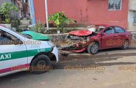 Emiliano Zapata, Ver., 24 de octubre de 2026.- Taxi y auto particular chocaron en la calle Rubí, en Jacarandas. Ocupantes recibieron atención en lugar sin que ameritaran hospitalización. La circulación quedó cerrada en tanto se concluían las diligencias correspondientes.
