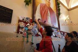 Xalapa, Ver., 24 de octubre de 2026.- Este sábado, en el XX aniversario de la canonización de San Rafael Guízar y Valencia, cientos de feligreses visitaron su tumba, en la Catedral Metropolitana, para orar, hacerle peticiones y dejar sus veladoras.
