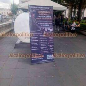 Xalapa, Ver., 24 de octubre del 2026.- En el parque Juárez elementos del Ejército y la Guardia Nacional invitan a unirse a las Fuerzas Armadas de la II Región Militar en Baja California Sur. Tener entre 18 y 29 años con estatura mínima de 1.63 cm en hombres y 1.56 para mujeres, son parte de los requisitos
