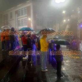 Xalapa, Ver., 24 de octubre del 2026.- Entre catrinas, chipi chipi y paraguas, esta noche de sábado el barrio mágico Xallitic recibió a decenas de xalapeños que se dieron cita en jornada de celebraciones por Día de Muertos, con presentaciones artísticas y gastronomía. Evento continuará este domingo.