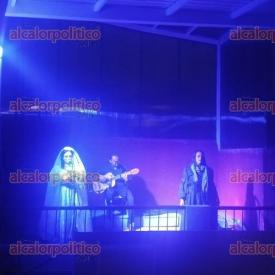Xalapa, Ver., 24 de octubre del 2026.- En el centro cultural Casa Xallitic se llevaron a cabo recorridos escénicos en el marco del Día de Muertos. Asistentes se adentraron en diversas situaciones de la mística y el folklor mexicano. Como boleto de acceso, se recibió la donación de kilos de alimento para mascotas.
