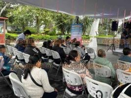 Xalapa, Ver., 25 de octubre de 2026.- Pese a la lluvia, xalapeños disfrutaron de las actividades del programa “Domingos Familiares”, en el parque Juárez, como la presentación musical de la Academia de Música JazzCat.