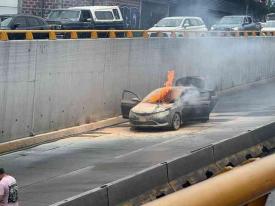 Xalapa, Ver., 25 de octubre de 2026.- La tarde de este domingo, un vehículo fue consumido por el fuego en la avenida Lázaro Cárdenas, en la parte baja del distribuidor Araucarias en el carril hacia Plaza Ánimas. El siniestro provocó afectaciones a la circulación. Al lugar acudieron Bomberos para controlar las llamas.
