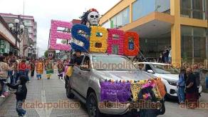 Córdoba, Ver., 25 de octubre de 2026.- Mostrando creatividad en el maquillaje, vestuarios elegantes y elementos alusivos al Día de Muertos, estudiantes de la Escuela Secundaria y de Bachilleres de Artes y Oficios desfilaron en el centro de la ciudad.
