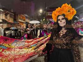 Xalapa, Ver., 25 de octubre de 2026.- Con todo y lluvia inició el tercer gran Desfile de Catrinas del Barrio del Dique. Salieron del Teatro del Estado en dirección al Dique.
