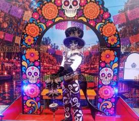 Xalapa, Ver., 25 de octubre del 2026.- El barrio mágico Xallitic celebró la segunda parte de su “Noche de Catrinas” con presentaciones artísticas y caracterización de catrinas y catrines que convivieron con los asistentes. También hay expoventa gastronómica. Concluye a las 22:00 horas.