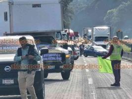 Huiloapan, Ver., 26 de octubre de 2026.- En el paradero de San Cristóbal, cerca de 200 camiones de carga, autobuses de turismo y taxis se unieron al paro nacional del transporte. En esta zona darán vuelta en el entronque de la Guardia Nacional para ir en el carril con dirección a Córdoba.
