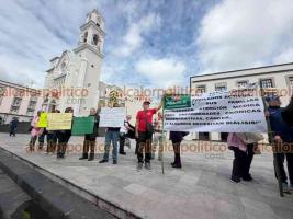 Xalapa, Ver., 26 de octubre de 2026.- Trabajadores jubilados y activos de PEMEX se manifestaron en Plaza Lerdo. Dieron a conocer que no tienen servicio médico desde el 1° de este mes.
