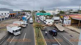 Veracruz, Ver., 26 de octubre de 2026.- Transportistas cerraron un carril en la avenida Ejército Mexicano y a la altura del distribuidor vial “Cabeza Olmeca”, ocasionando caos vial en la zona.
