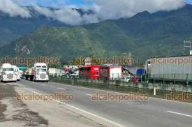Huiloapan, Ver., 26 de octubre de 2026.- Al filo de las 12:40 horas transportistas iniciaron cierres intermitentes en la autopista Veracruz-México, a la altura de San Cristóbal.
