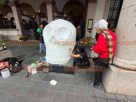 Xalapa, Ver., 26 de octubre de 2026.- Comenzaron a ser pintadas las calaveras monumentales que permanecerán en el Centro de la ciudad durante esta época de Día de Muertos.
