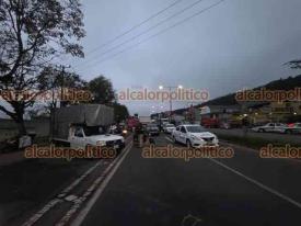 Banderilla, Ver., 26 de octubre de 2026.- Hasta las 18:00 horas transportistas de la HAMOTAC mantenían cierres intermitentes en el bulevar Xalapa-Banderilla, a la altura de la colonia 21 de Marzo. Anunciaron que los cierres durarán entre 40 minutos y una hora, abriendo el paso sólo 15 minutos.