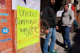 Xalapa, Ver., 27 de octubre de 2026.- Trabajadores sindicalizados del CECYTEV tomaron la Dirección General y los 31 planteles en el Estado. Amenazan con iniciar huelga el miércoles si no hay respuesta satisfactoria a pliego petitorio, lo que afectaría a más de 9 mil estudiantes.
