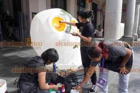 Xalapa, Ver., 27 de octubre de 2026.- Este martes continuaron los trabajos para adornar las calaveras monumentales que se instalaron a lo largo de la calle Enríquez y en el Parque Juárez.
