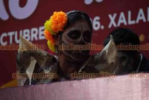 Xalapa, Ver., 28 octubre 2026.- Los/as integrantes del gabinete de la gobernadora Rocío Nahle llegaron disfrazados/as al desfile “Almas del Mictlán”, para desde el templete mirar el paso de participantes y que los miraran a ellos.
