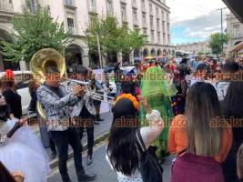 Xalapa, Ver., 29 de octubre de 2026.- Alumnos y personal de la Escuela Industrial desfilaron con música y disfraces de Día de Muertos por el Centro de la ciudad.
