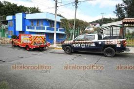 Xalapa, Ver., 29 de octubre de 2026.- Altar que fue colocado en hogar del andador Amatiste se comenzó a incendiar. Un vecino se metió a apagar el fuego con cubetas en lo que llegaban las unidades de emergencia.