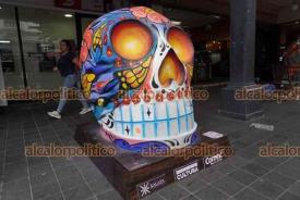 Xalapa, Ver., 29 octubre 2026. A lo largo de la calle Enríquez y en el parque Juárez ya luce la Ruta de Calaveras Monumentales. Artistas ya sólo daban los últimos detalles.
