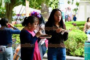 Xalapa, Ver., 30 de octubre de 2026.- Gran diversidad de pan, atoles, aguas y tamales se podrán encontrar hasta el próximo domingo en el parque Juárez por la Feria del Tamal, Pan y Chocolate 2026.
