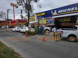 Xalapa, Ver., 30 de octubre de 2026.- La tarde de este viernes, rama cayó sobre automóvil estacionado en la avenida Américas, esquina con J. J. Coronado, en la colonia José Cardel. Protección Civil Municipal acudió al lugar.

