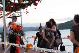 Catemaco, Ver., 30 de octubre de 2026.- Gran expectación entre lugareños y turistas por la festividad de Todos Santos que se conjuga con los 60 años de elevación a rango de ciudad. Aquí la asistencia al muelle donde atracan las lanchas turísticas.