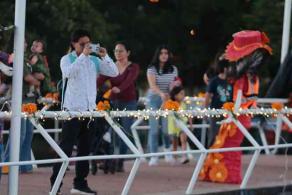 Catemaco, Ver., 30 de octubre de 2026.- Gran expectación entre lugareños y turistas por la festividad de Todos Santos que se conjuga con los 60 años de elevación a rango de ciudad. Aquí la asistencia al muelle donde atracan las lanchas turísticas.