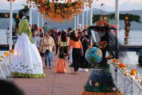 Catemaco, Ver., 30 de octubre de 2026.- Gran expectación entre lugareños y turistas por la festividad de Todos Santos que se conjuga con los 60 años de elevación a rango de ciudad. Aquí la asistencia al muelle donde atracan las lanchas turísticas.