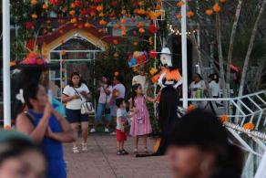 Catemaco, Ver., 30 de octubre de 2026.- Gran expectación entre lugareños y turistas por la festividad de Todos Santos que se conjuga con los 60 años de elevación a rango de ciudad. Aquí la asistencia al muelle donde atracan las lanchas turísticas.