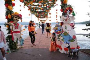 Catemaco, Ver., 30 de octubre de 2026.- Gran expectación entre lugareños y turistas por la festividad de Todos Santos que se conjuga con los 60 años de elevación a rango de ciudad. Aquí la asistencia al muelle donde atracan las lanchas turísticas.