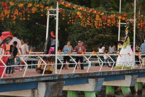 Catemaco, Ver., 30 de octubre de 2026.- Gran expectación entre lugareños y turistas por la festividad de Todos Santos que se conjuga con los 60 años de elevación a rango de ciudad. Aquí la asistencia al muelle donde atracan las lanchas turísticas.