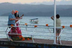 Catemaco, Ver., 30 de octubre de 2026.- Gran expectación entre lugareños y turistas por la festividad de Todos Santos que se conjuga con los 60 años de elevación a rango de ciudad. Aquí la asistencia al muelle donde atracan las lanchas turísticas.