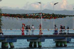 Catemaco, Ver., 30 de octubre de 2026.- Gran expectación entre lugareños y turistas por la festividad de Todos Santos que se conjuga con los 60 años de elevación a rango de ciudad. Aquí la asistencia al muelle donde atracan las lanchas turísticas.