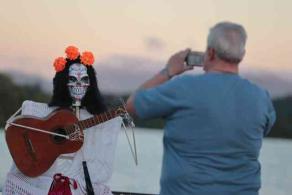 Catemaco, Ver., 30 de octubre de 2026.- Gran expectación entre lugareños y turistas por la festividad de Todos Santos que se conjuga con los 60 años de elevación a rango de ciudad. Aquí la asistencia al muelle donde atracan las lanchas turísticas.