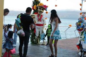 Catemaco, Ver., 30 de octubre de 2026.- Gran expectación entre lugareños y turistas por la festividad de Todos Santos que se conjuga con los 60 años de elevación a rango de ciudad. Aquí la asistencia al muelle donde atracan las lanchas turísticas.