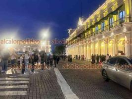 Xalapa, Ver., 30 de octubre de 2026.- La noche de este viernes fue cerrada a la circulación la calle Enríquez, en el centro de la ciudad, debido a la realización de la carrera atlética “5K Corriendo por el Bien”, que se desarrolló en un ambiente alusivo a las festividades de Día de Muertos.
