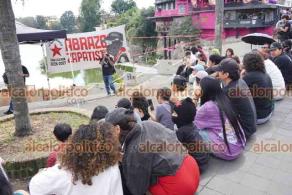Xalapa, Ver., 31 de octubre de 2026.- Integrantes de organizaciones sociales y colectivos en Xalapa realizaron una asamblea informativa en el paseo de Los Lagos para anunciar preparativos del 